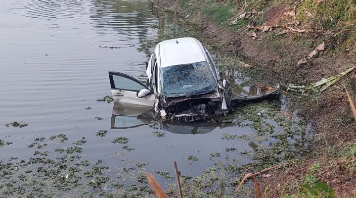 ট্রেনের ধাক্কায় প্রাইভেটকার পড়লো ৫০ ফুট গভীর খাদে, আহত ৪